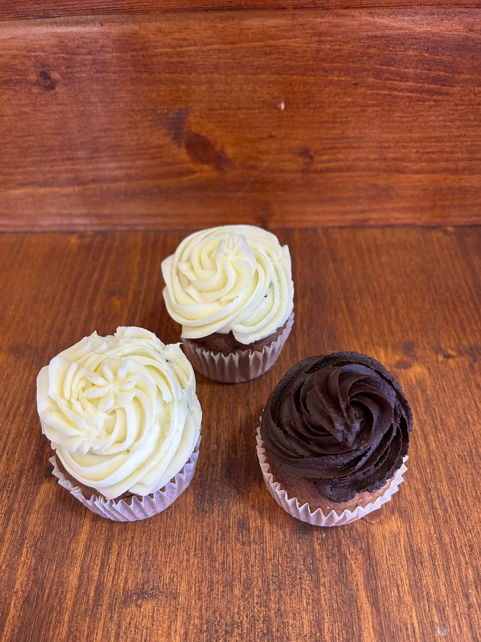 Cupcake amb frosting de formatge i cupcake amb cremós de xocolata