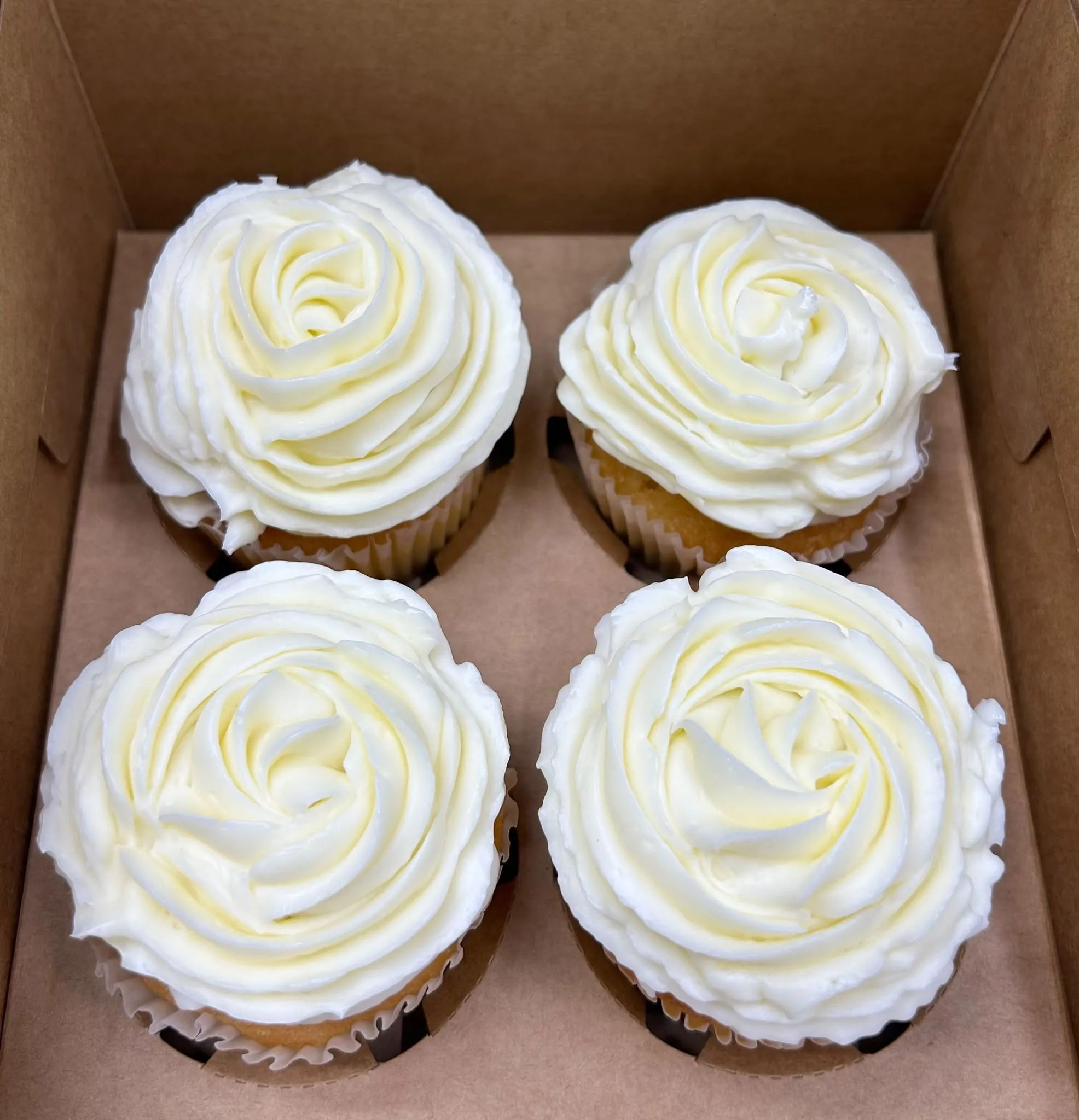 Cupcake de mantega farcit de melmelada de maduixa